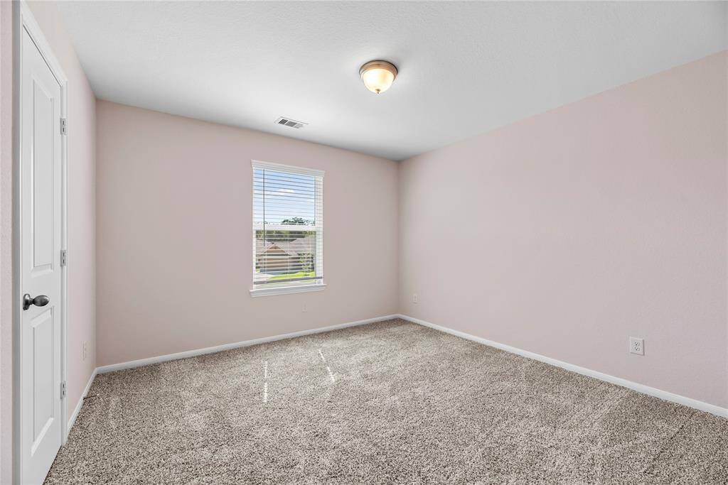 Secondary bedroom.