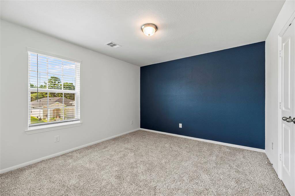 Secondary bedroom.