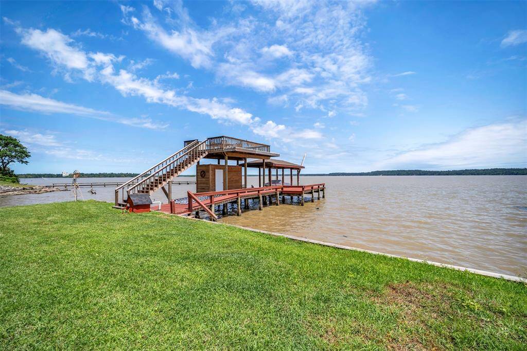 Newly added sundeck to enjoy expansive views