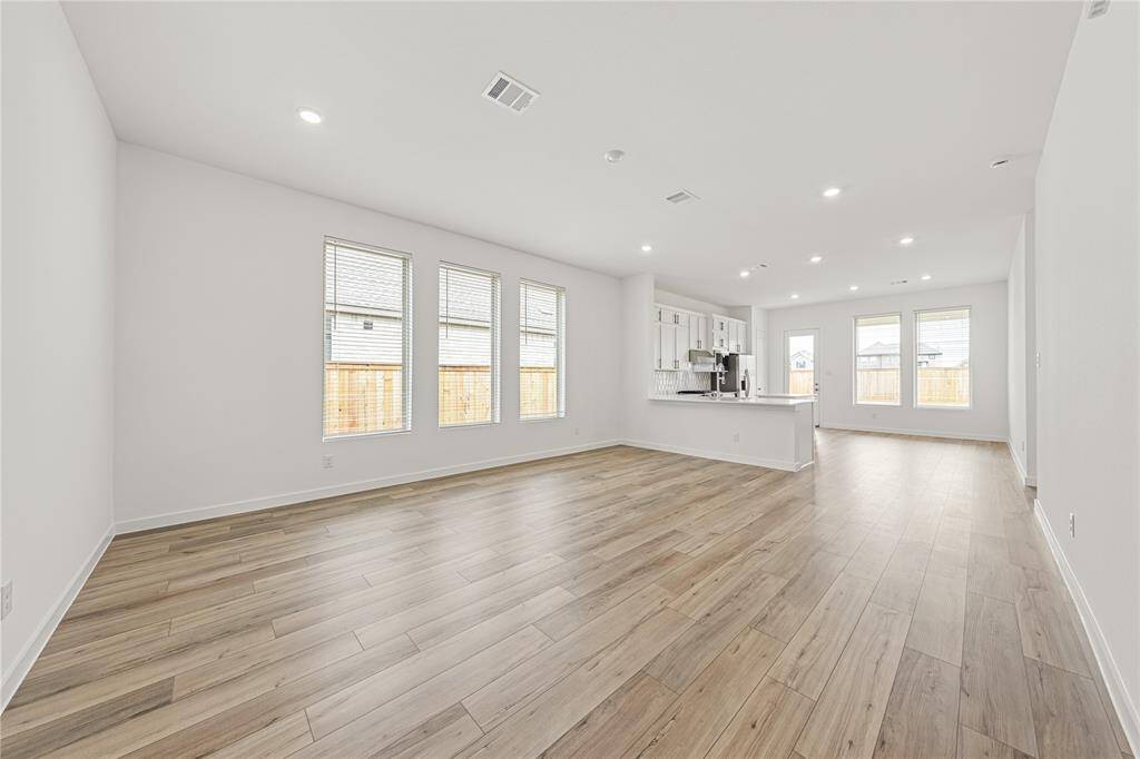 Living area with a lot of light and high ceilings