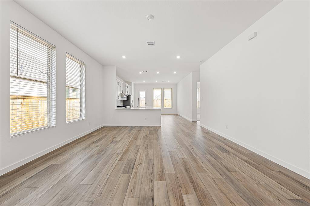 Living area with a lot of light and high ceilings