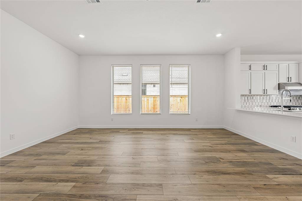 Living area with a lot of light and high ceilings