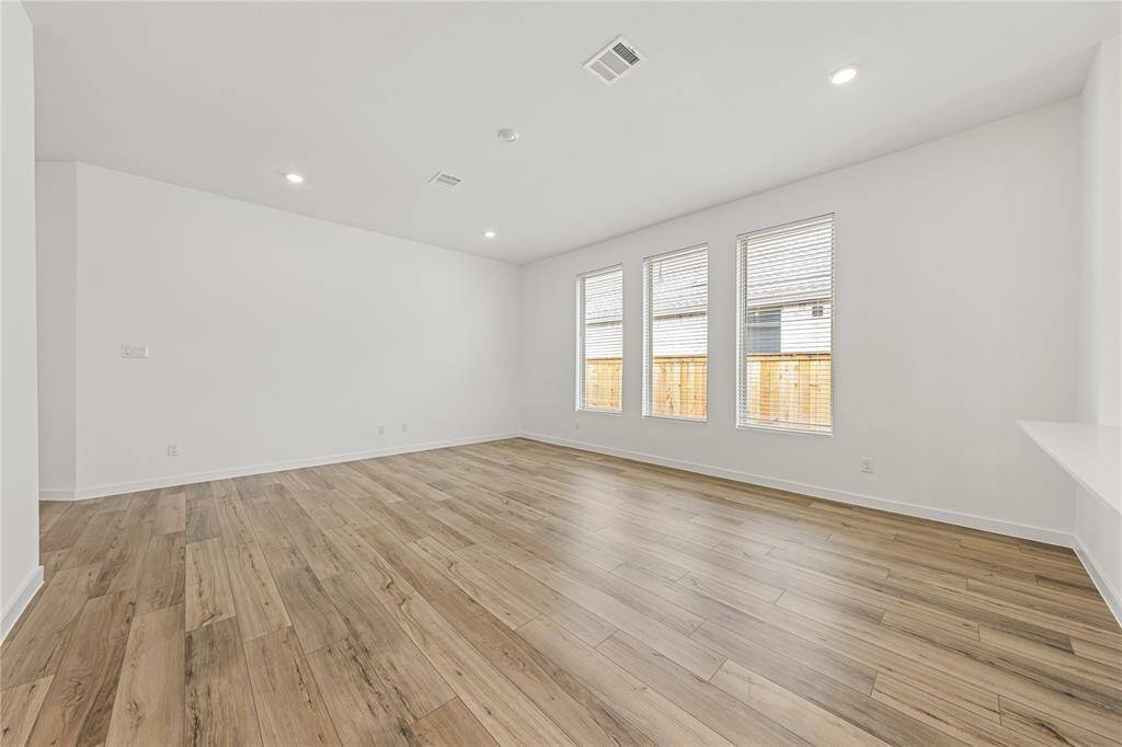 Living area with a lot of light and high ceilings
