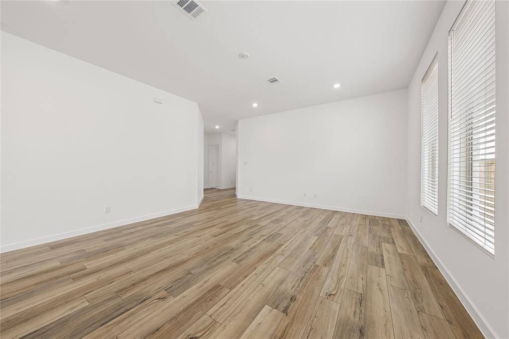 Living area with a lot of light and high ceilings