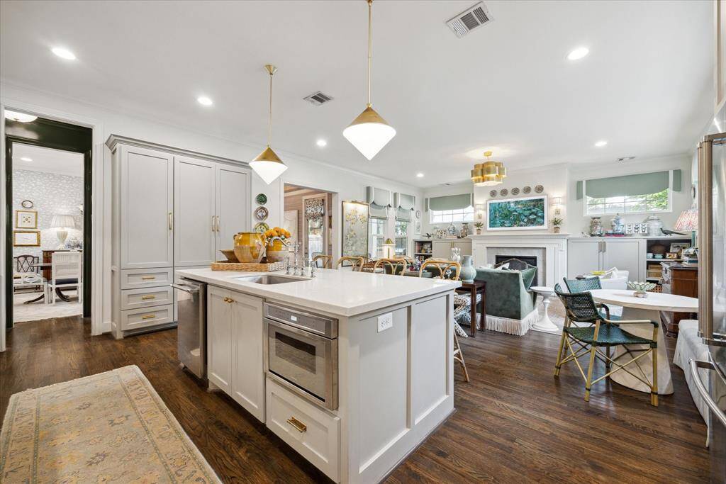 The kitchen comes equipped with great tools for the Chef, and it’s beautiful too – featuring quartz countertops, well-designed faucet, striking unlacquered brass hardware and Visual Comfort pendants that elegantly illuminate the room. The oversized island provides ample space for entertaining.