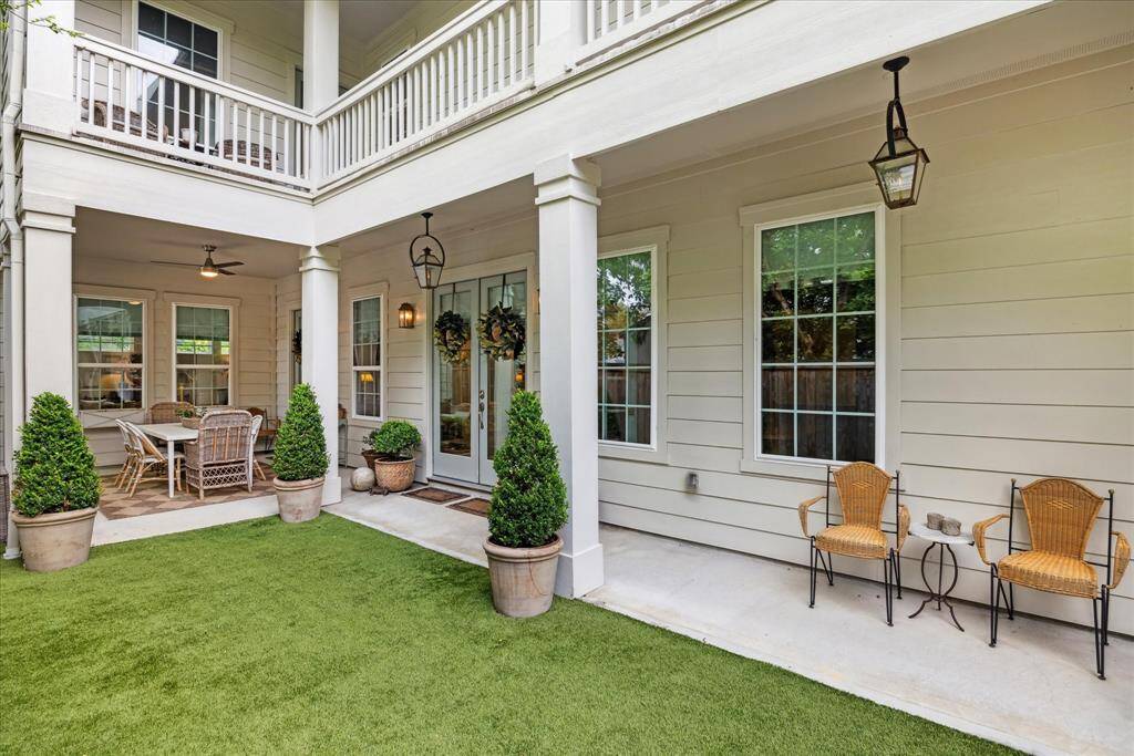 Welcome to the tranquil fully fenced and meticulously turfed and maintenance free yard.