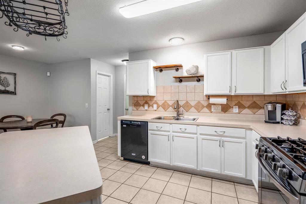 Equipped with everything you need, this kitchen features stainless steel appliances.
