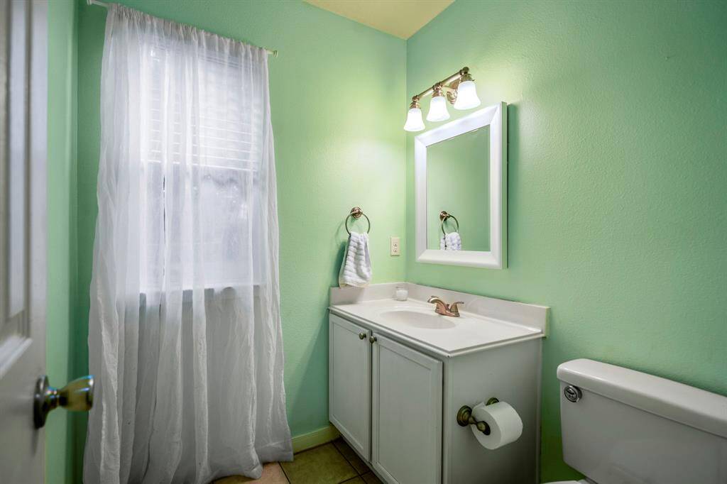Half bath conveniently located near the kitchen and laundry room.