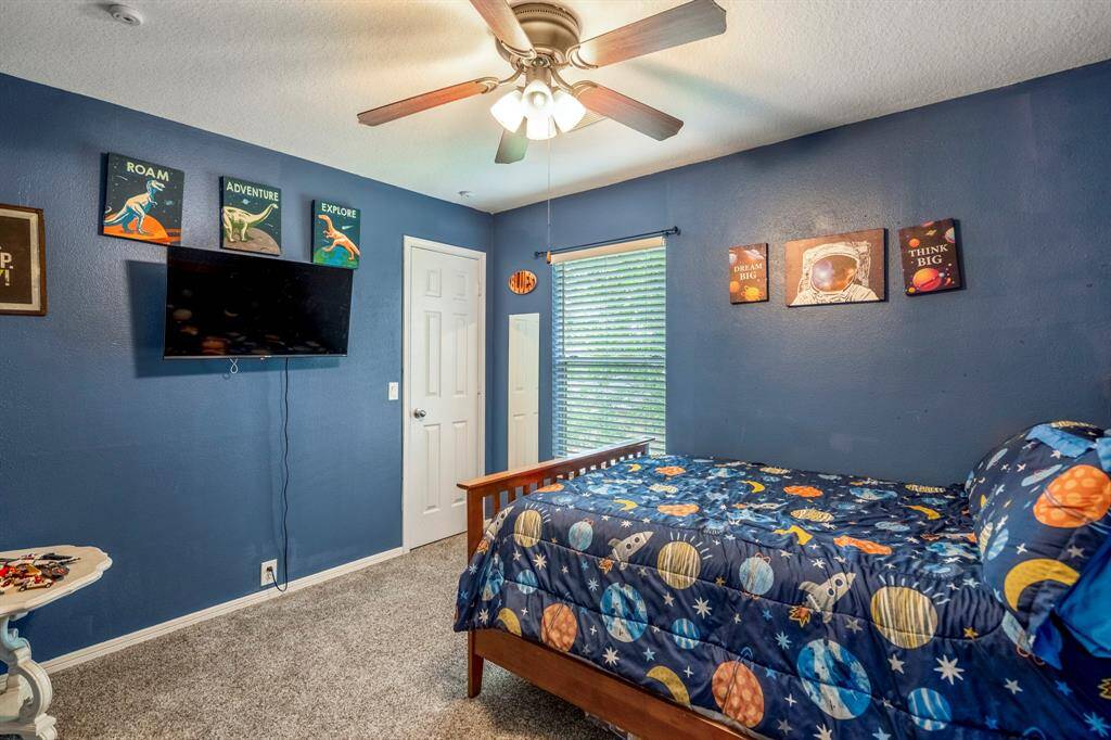 This charming secondary bedroom provides ample space, it's perfect for guests, children, or a cozy personal retreat.