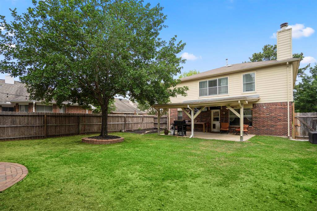 Discover the spacious backyard that offers a perfect blend of green space and comfort.