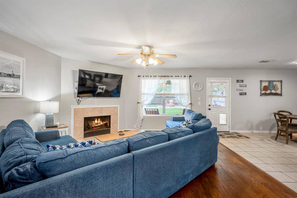 This cozy space is perfect for relaxed evenings with loved ones.