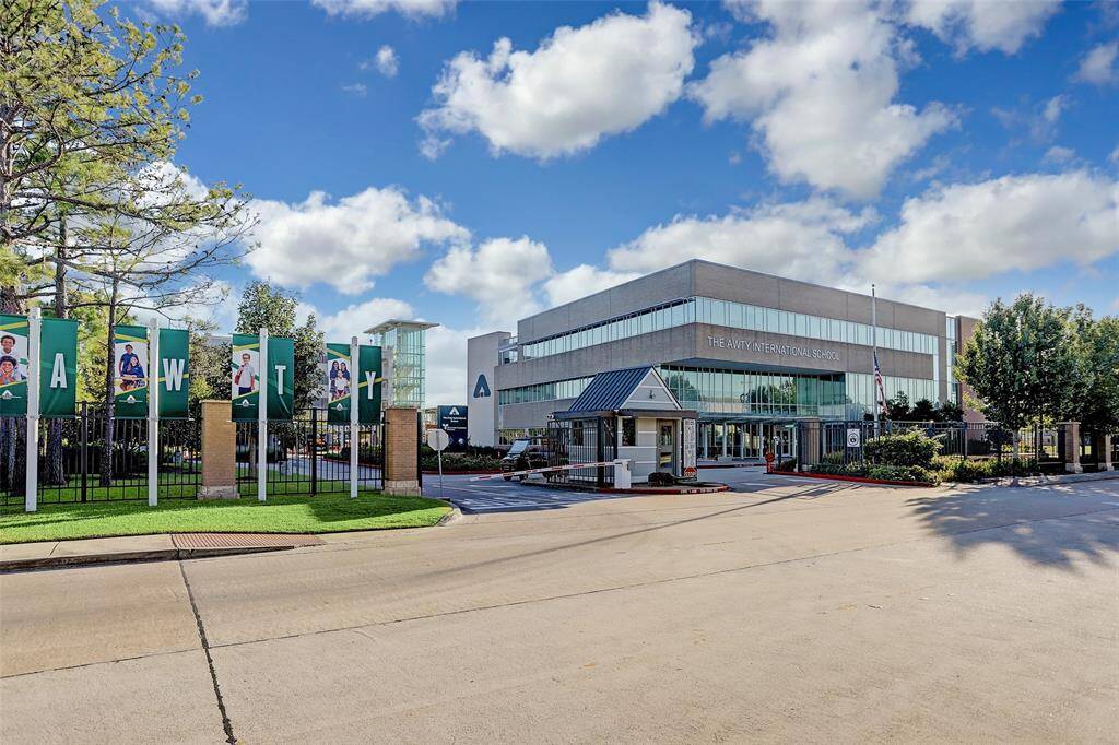 The Awty International School Houston serves PK3 to 12th grade. They serve students from more than 50 countries and offer excellerated education for students to graduat with the International Baccalaureate (IB) Diploma or French Baccalaureat (FB) Diploma.