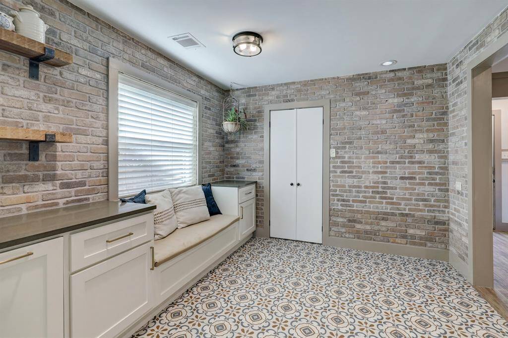 Guest-friendly kitchen nook, creating the perfect spot for guests to chat while enjoying the culinary vibe!