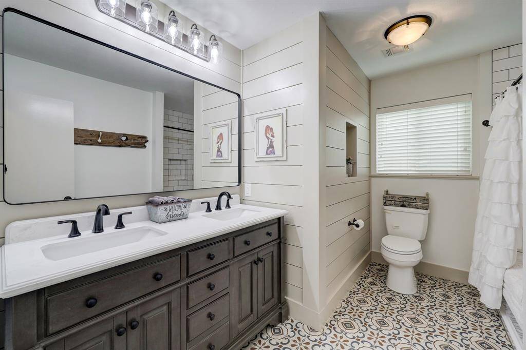 Beautiful and roomy secondary bathroom with double sink vanity.