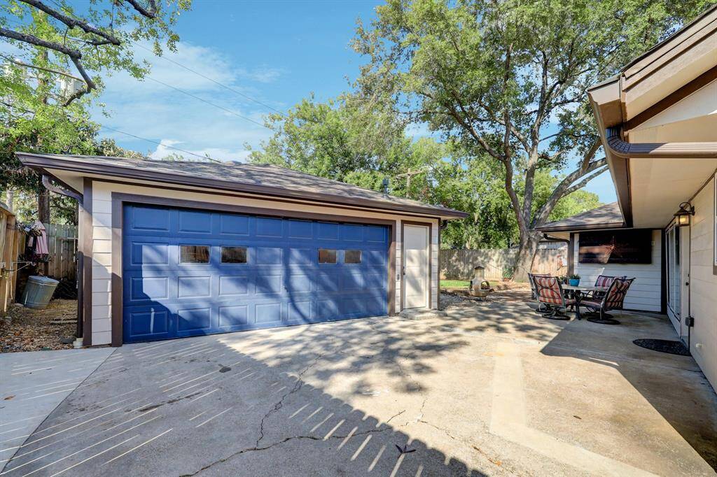Improved and air conditioned detached garage, which can also be used as a workshop!