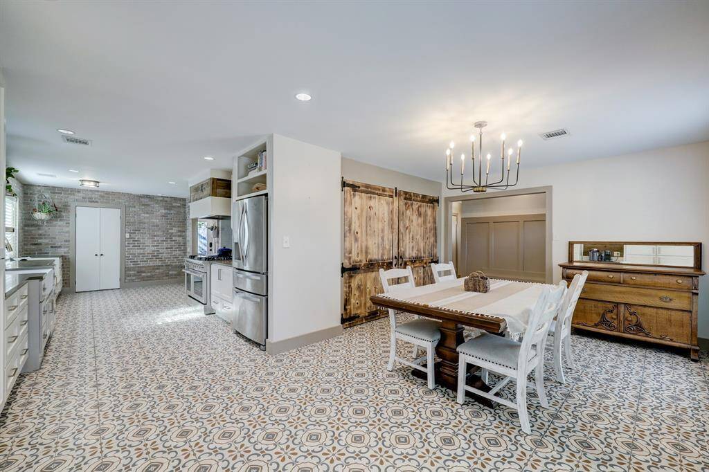 Seamlessly connected kitchen and dining area, perfect for gatherings!