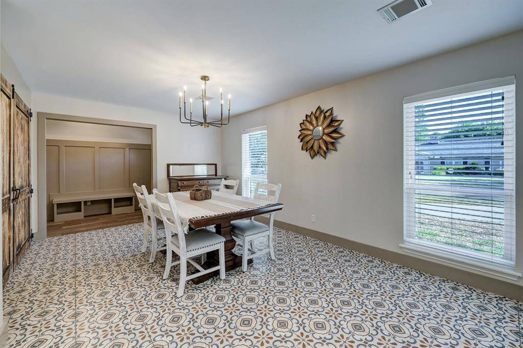 This house's dining room is perfect for entertaining guests. The dining room is filled with natural light, making it perfect for gatherings, and is large enough to accommodate a large table and many guests.