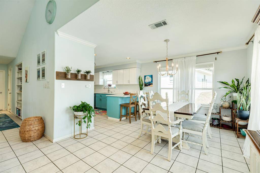 Dining area / breakfast bar view.