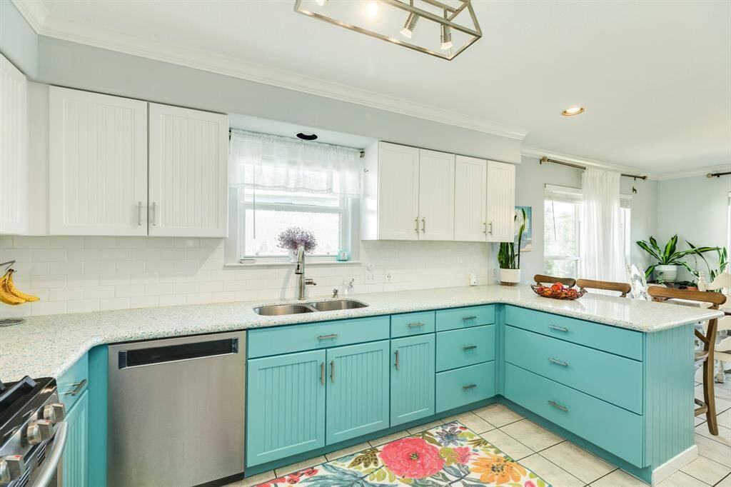 Breakfast/Serving bar area is ideal for small bites, coffee in the morning or an informal dining setting.