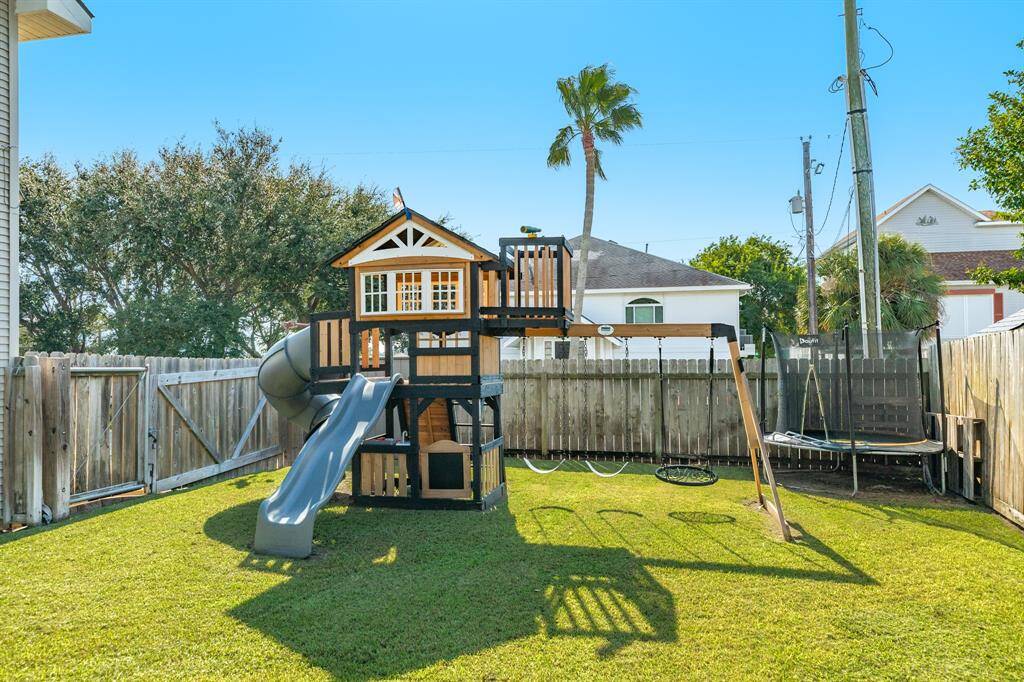 Another view of the fenced in side yard.