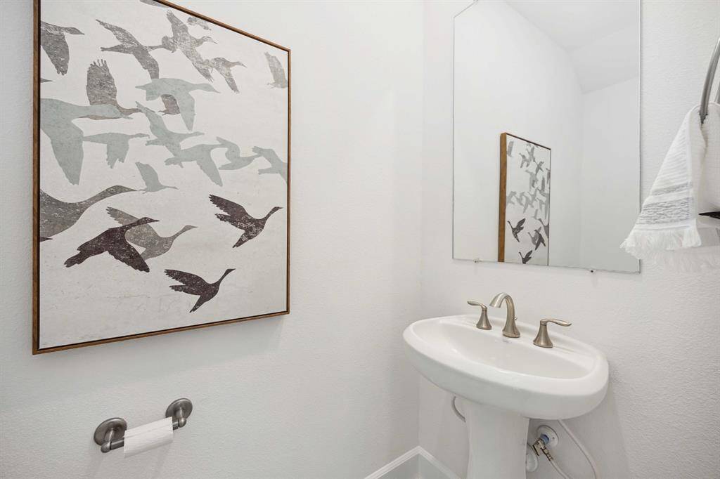 Guest-ready with a touch of glam. This powder bath feels elevated but never overdone—just the right balance of crisp and cool.