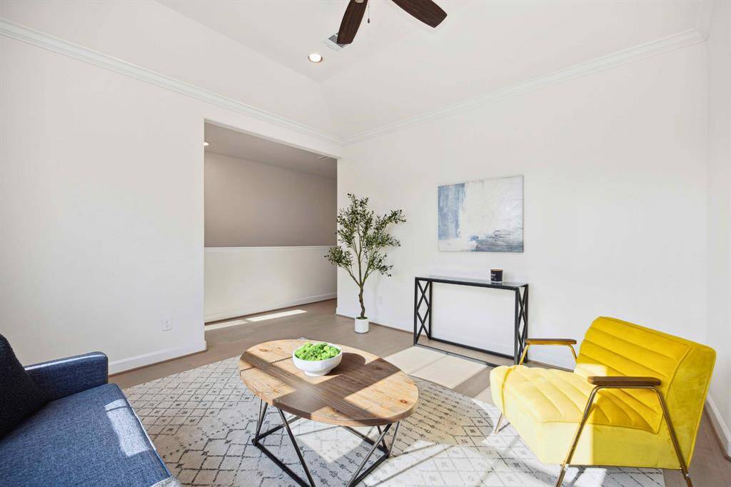 Second living space = instant bonus. Whether you need a cozy lounge or a creative corner, this room brings flexibility home.