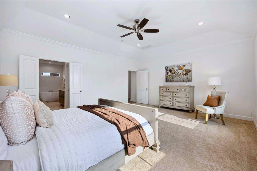 That feeling when you wake up in a space that feels both beautiful and yours? This suite delivers—and flows straight into a spa-like ensuite.