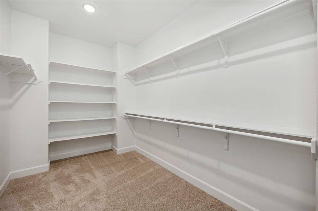 Closet goals = achieved. Built-ins, hanging space, and room for growth make this walk-in feel like a boutique just for you.