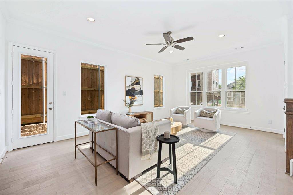 Whether it’s a quiet morning or golden hour glow, this light-drenched space is made for living beautifully—with easy indoor-outdoor flow for spontaneous hangs or fresh-air breaks.