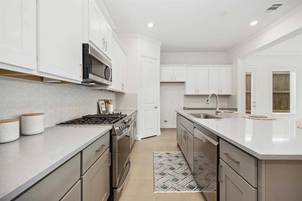 Meet your new culinary partner: a 5-burner LG gas range surrounded by sleek cabinetry, soft-close drawers, and an eye-catching hex backsplash that makes even takeout feel gourmet.