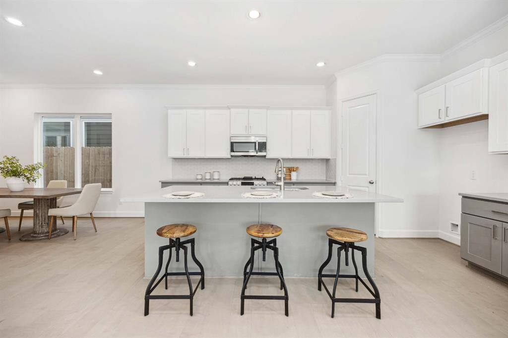Gather here. Whether it’s Sunday waffles or weeknight catch-ups, this airy nook invites connection—and lets the kitchen shine as the heart of the home.