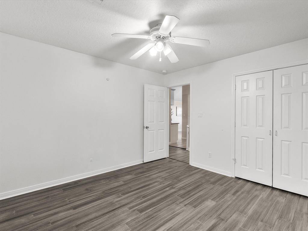 Secondary bathroom with tub/shower combo