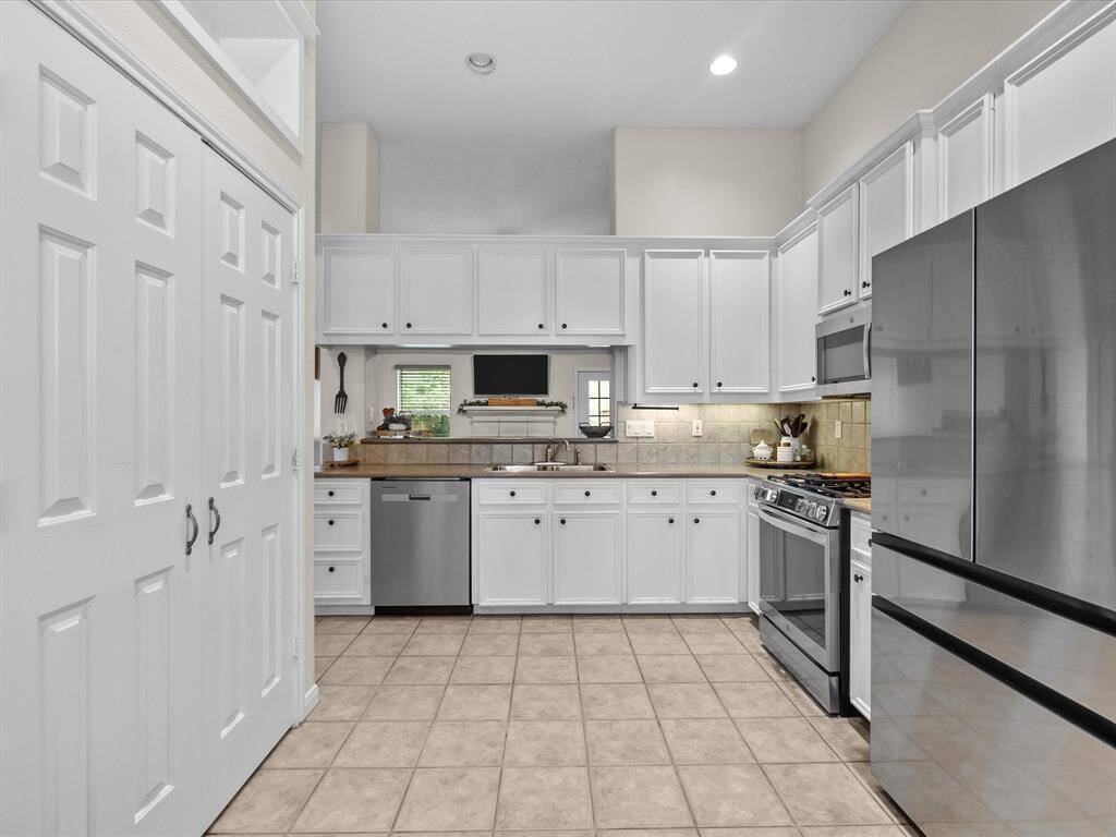 Breakfast bar located between the kitchen and living room