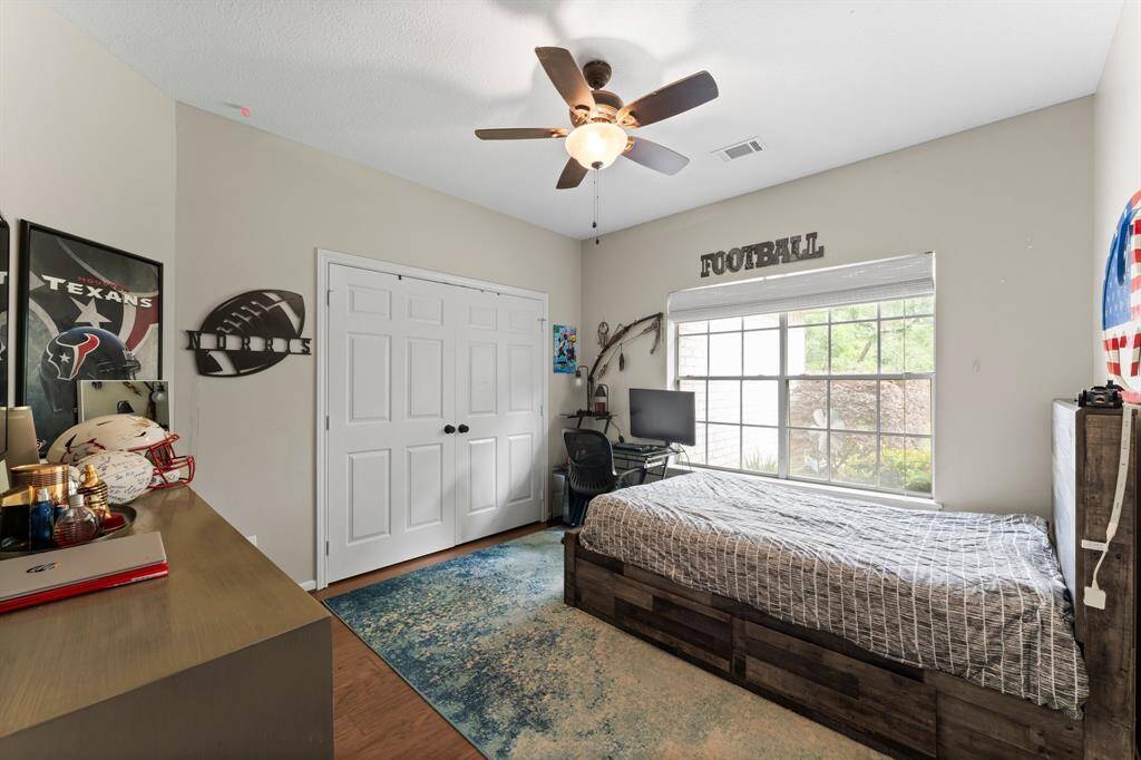 Secondary bedroom