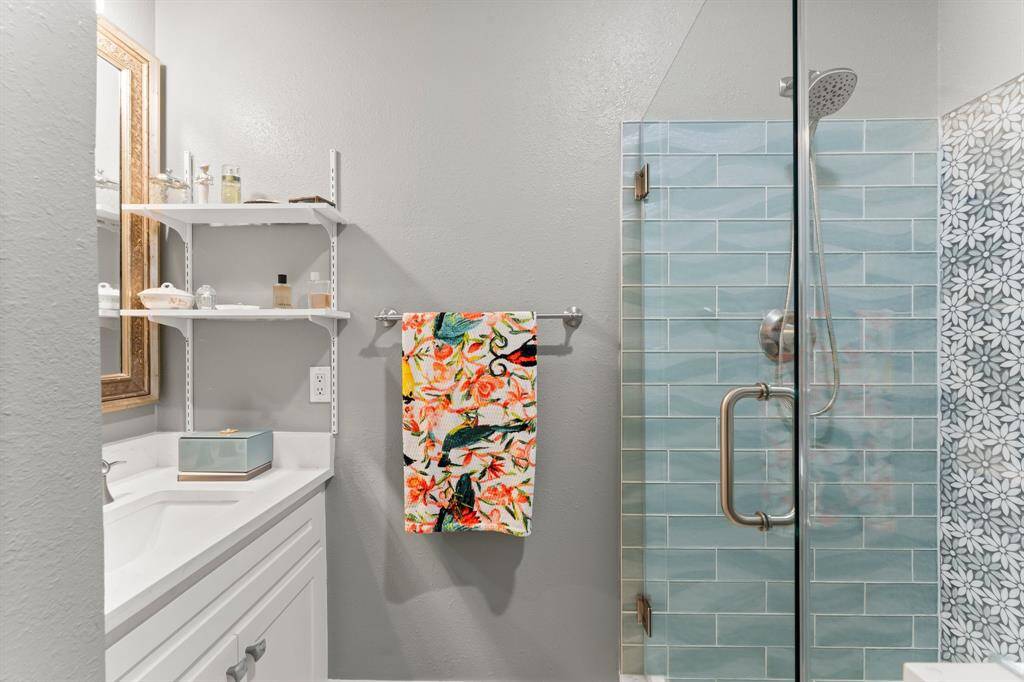 Guest house with full bathroom
