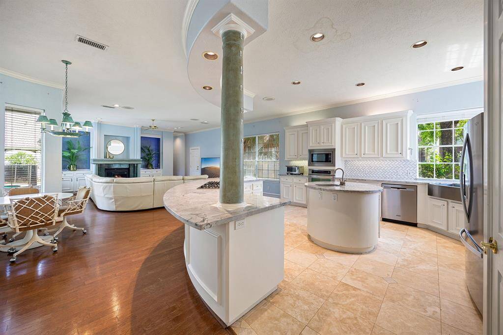 Large curved island with gas cooktop and breakfast bar