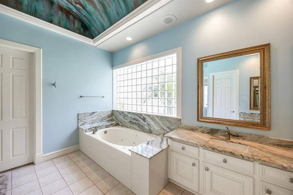 Primary also has a vanity area & dual sinks