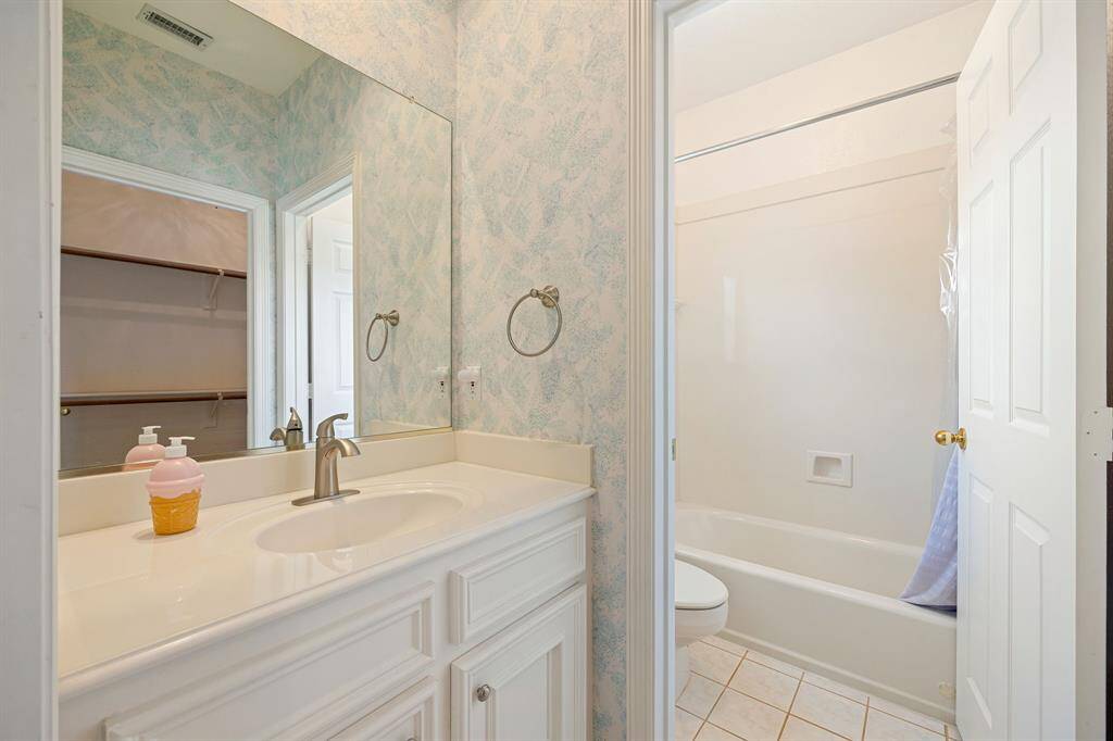 Full bathroom for fifth bedroom