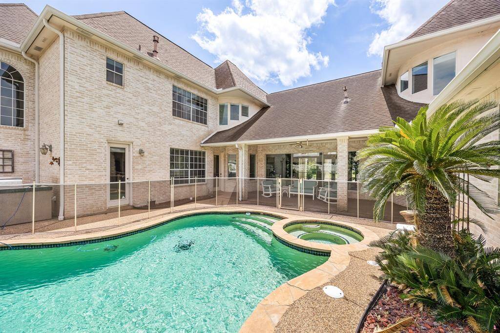 Child safe pool fence installed in 2021