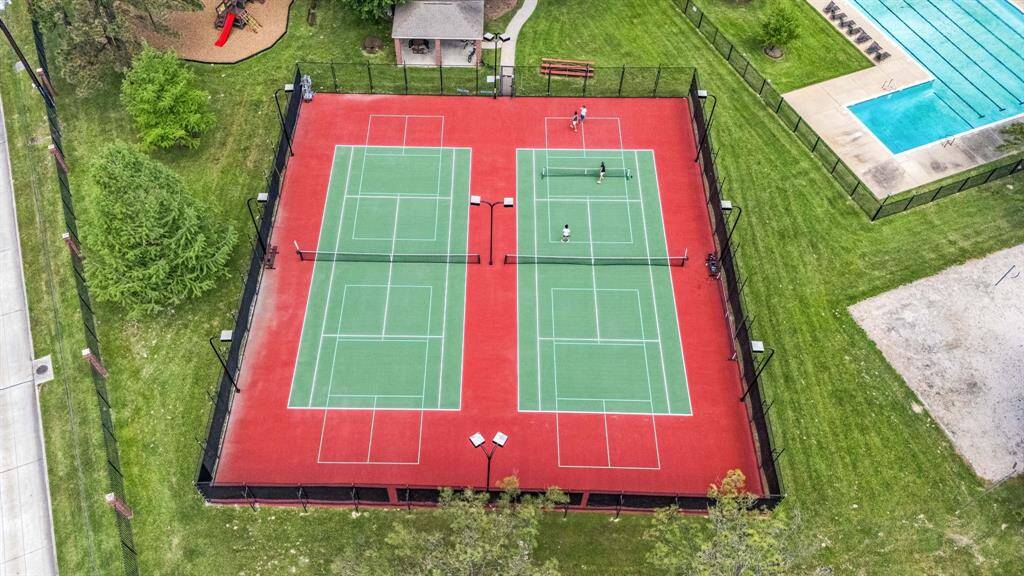 Access to community tennis courts!