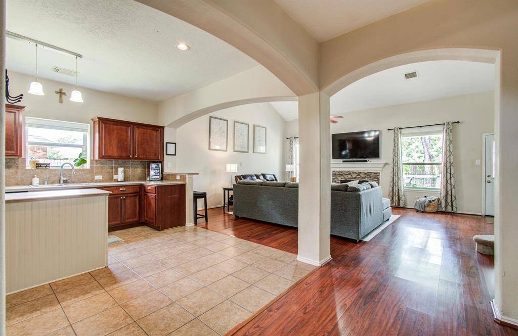Kitchen and family room combo.