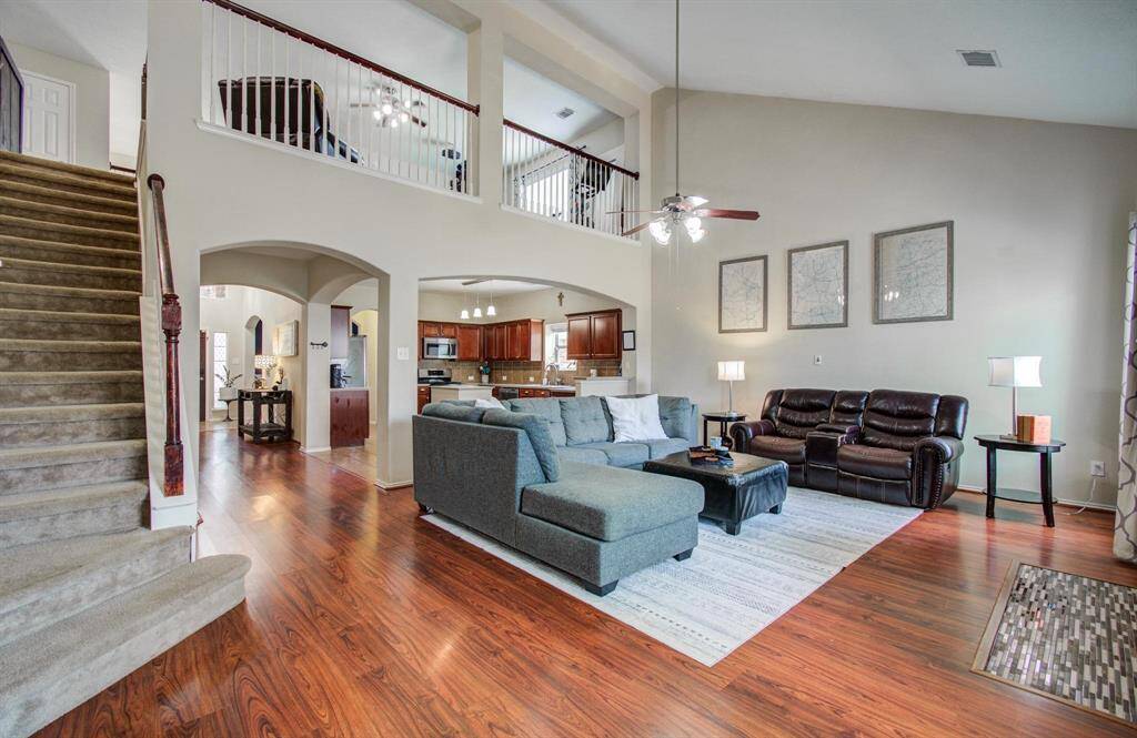 Two story vaulted ceiling.
