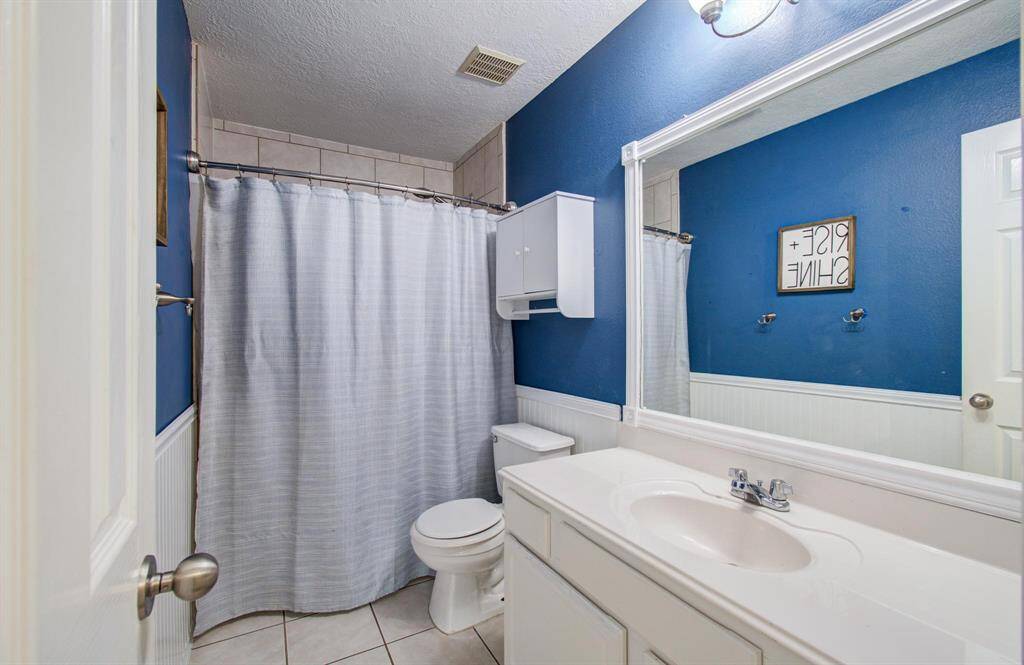 Secondary bath room.