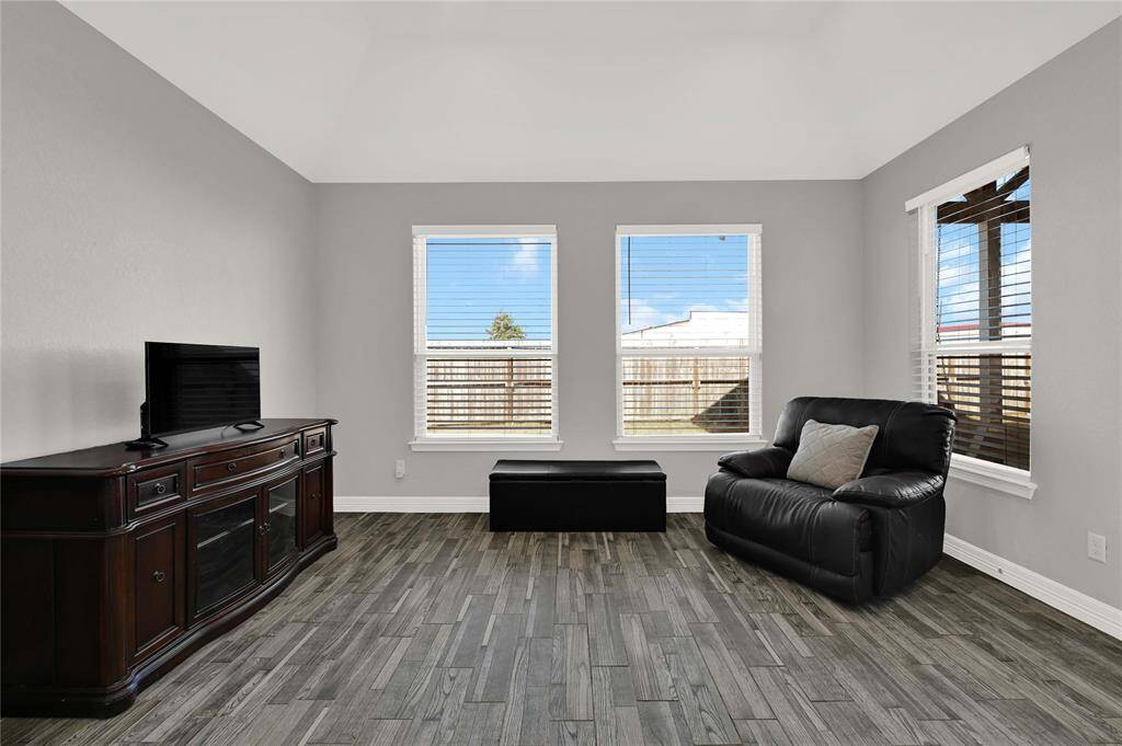 Primary bedroom bonus room, multi purpose use. Nursery, work room, reading room, etc..