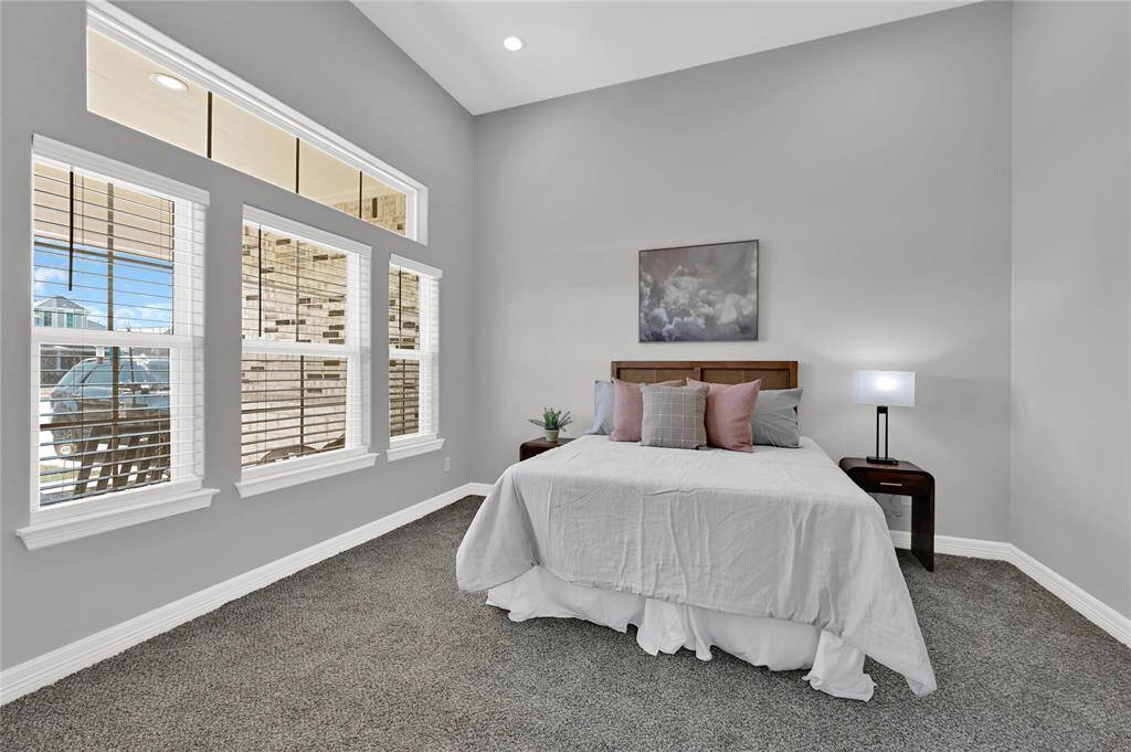 Spacious flex room, convert it into a guest bedroom, study, playroom, craft room, etc....