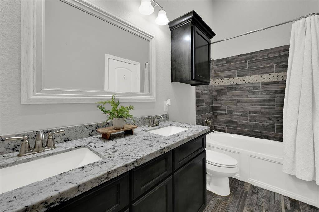 Full bathroom #1