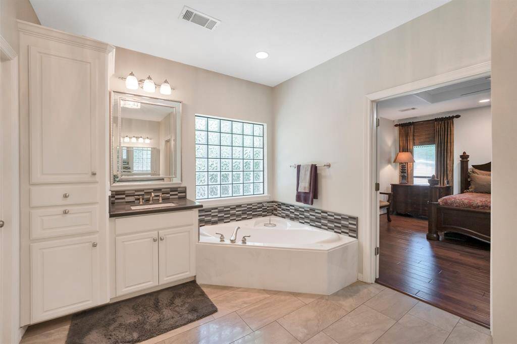 Soaking tub