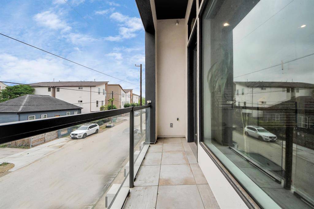 2nd floor balcony