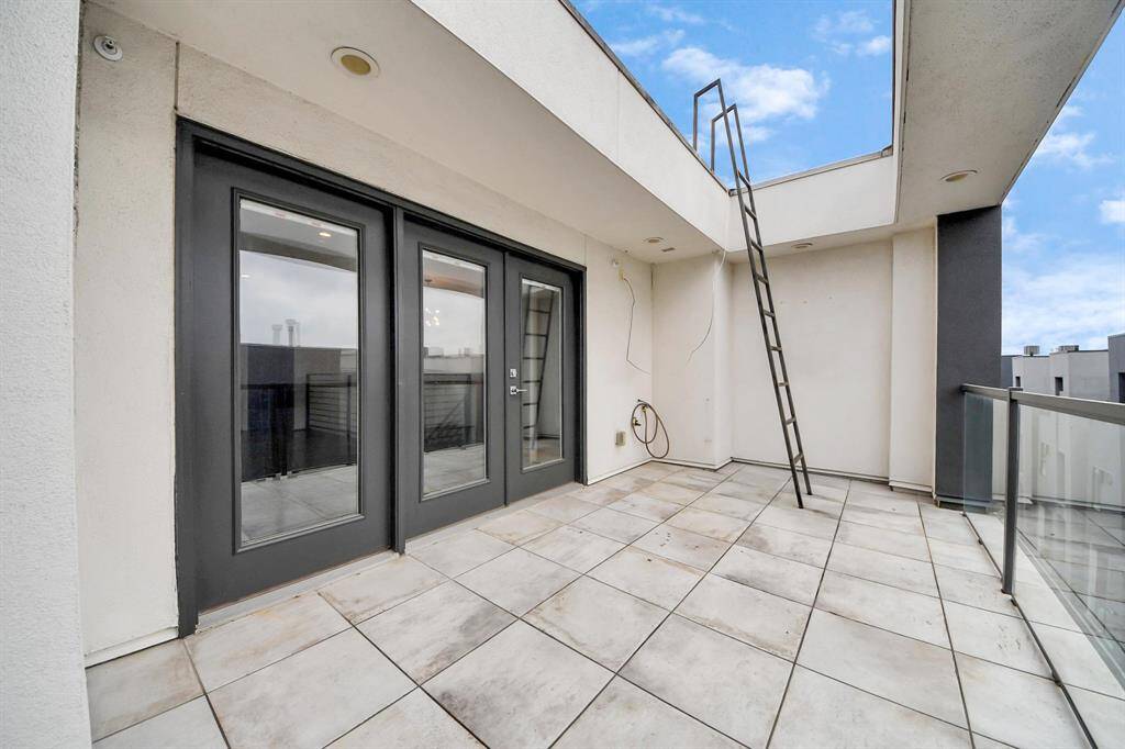 4th floor balcony.