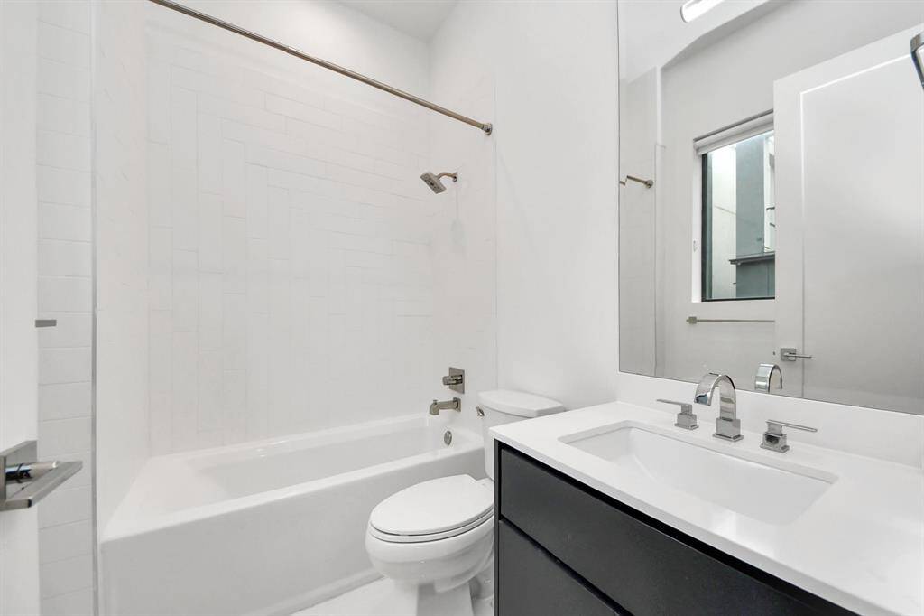 Full bathroom #2